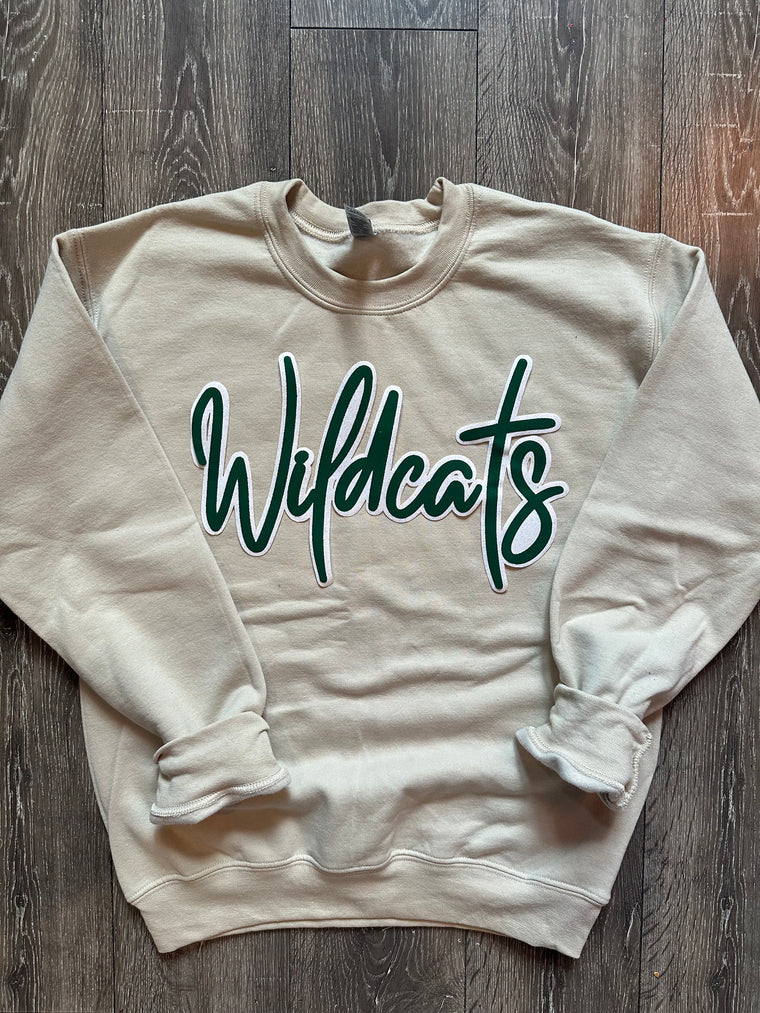 CURSIVE GREEN/WHITE WILDCATS - SAND GILDAN CREW