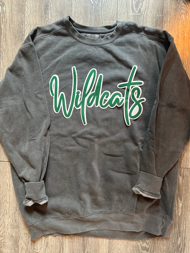 GRREN/WHITE CURSIVE WILDCATS - GREY COMFORT COLORS CREW