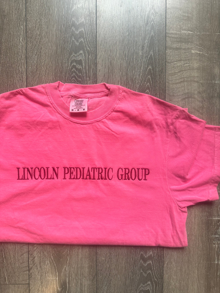 EMBROIDERED LINCOLN PEDIATRIC GROUP - CRUNCH BERRY COMFORT COLORS TEE