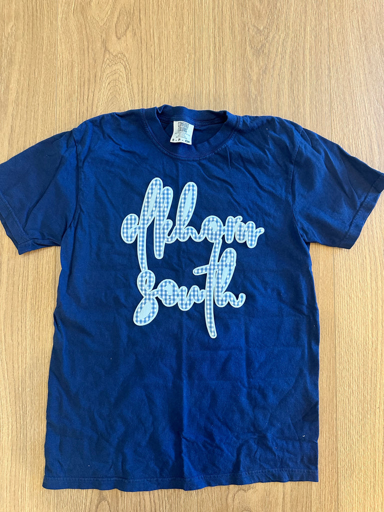 CURSIVE BLUE GINGHAM/LIGHT BLUE ELKHORN SOUTH - TRUE NAVY TEE