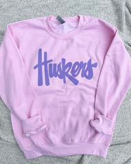 HUSKERS SCRIPT - LIGHT PINK CREW