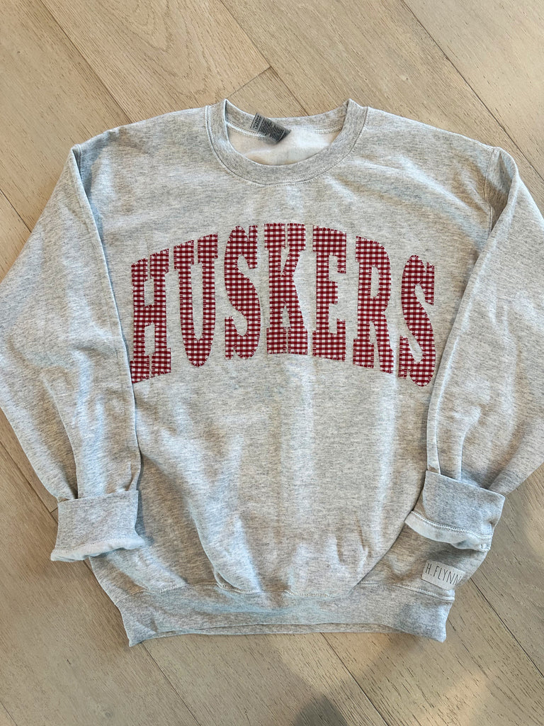 VARSITY RED GINGHAM HUSKERS - ASH GREY CREW