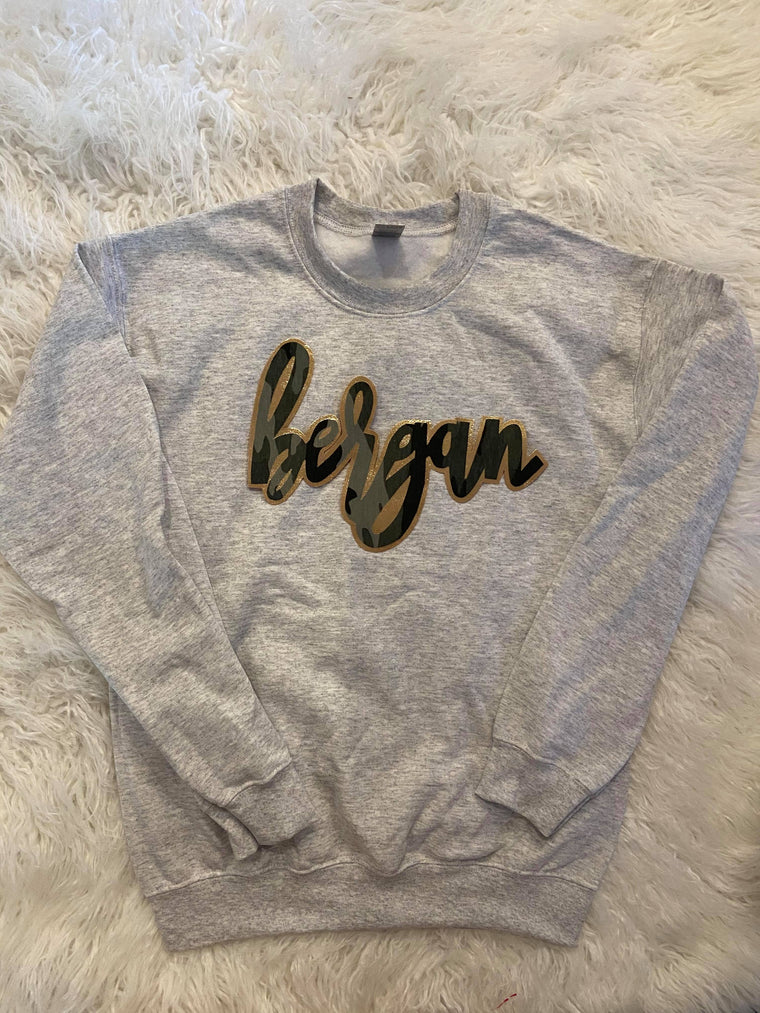 BERGAN - LIGHT GREY GILDAN CREW