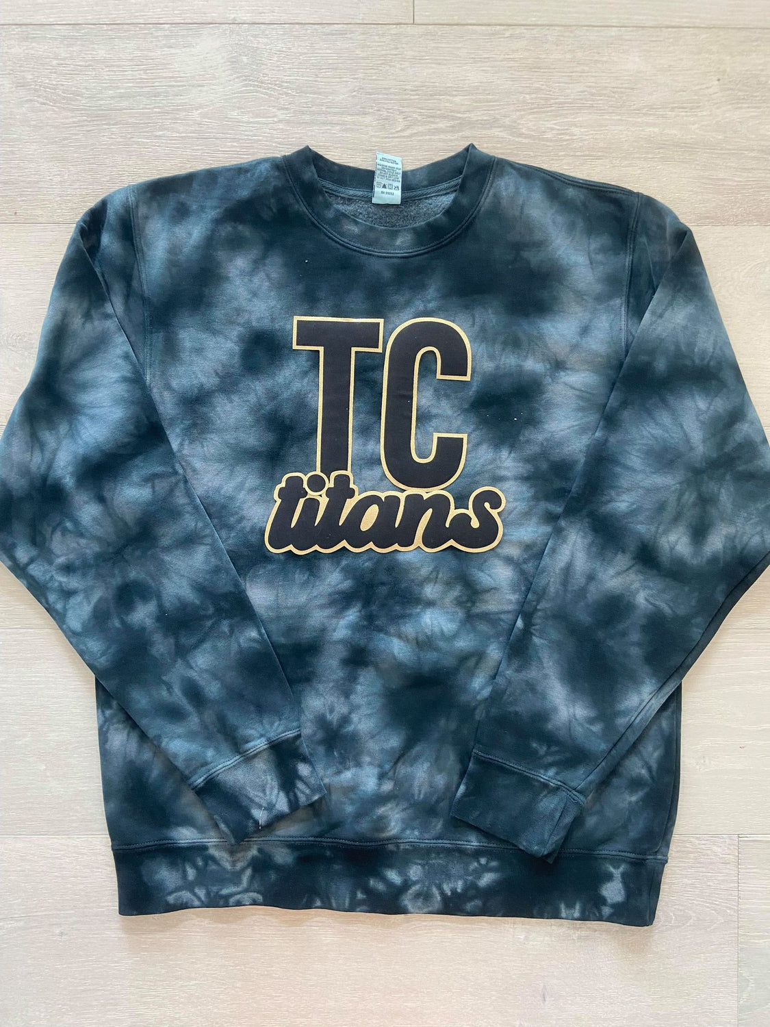 TC TITANS - BLACK DYED CREW
