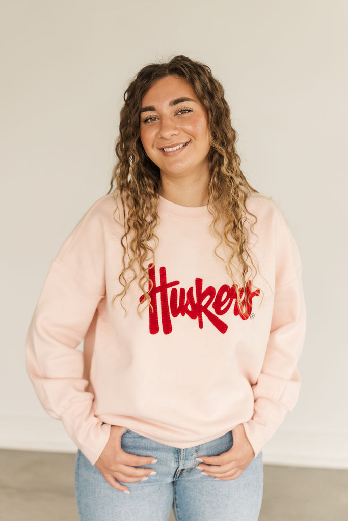 HUSKERS SCRIPT - PINK SUEDED CREW