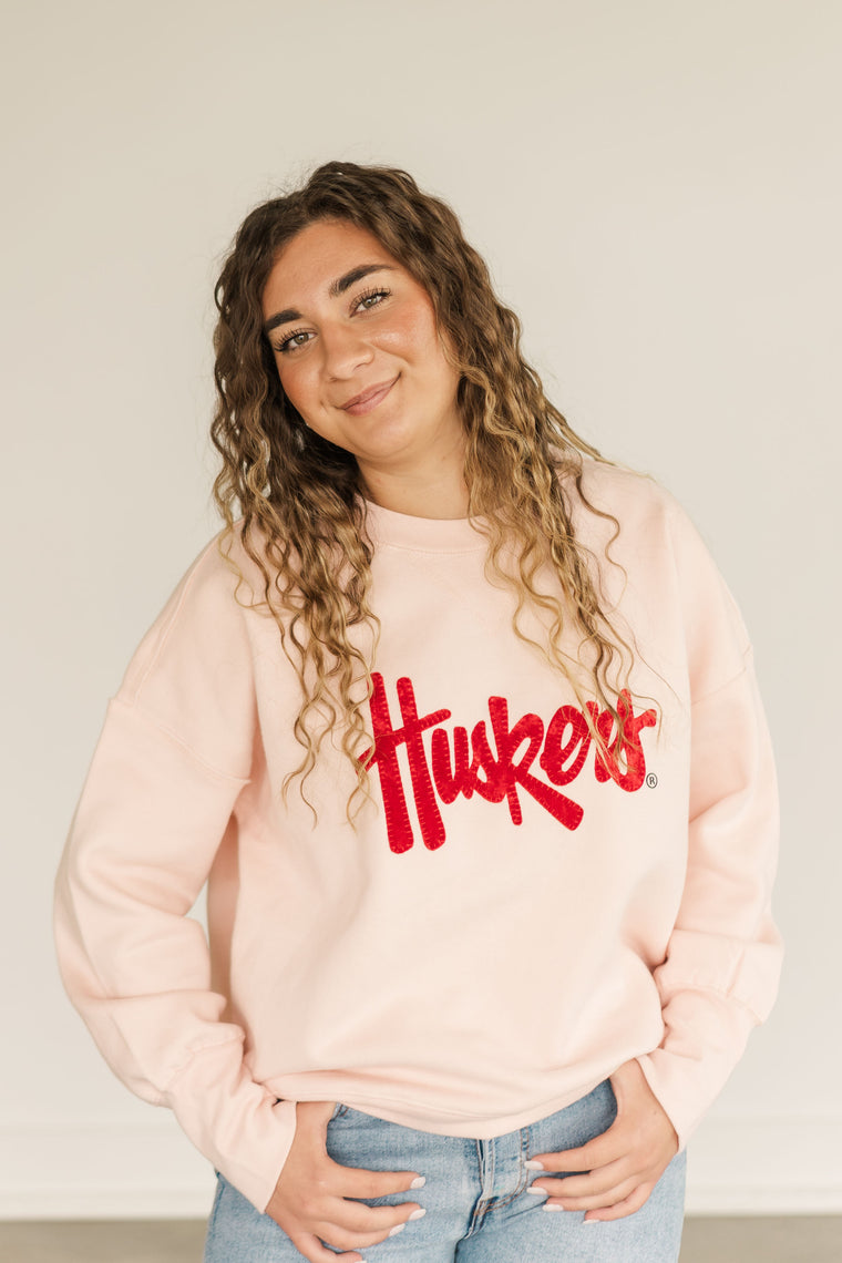 HUSKERS SCRIPT - PINK SUEDED CREW