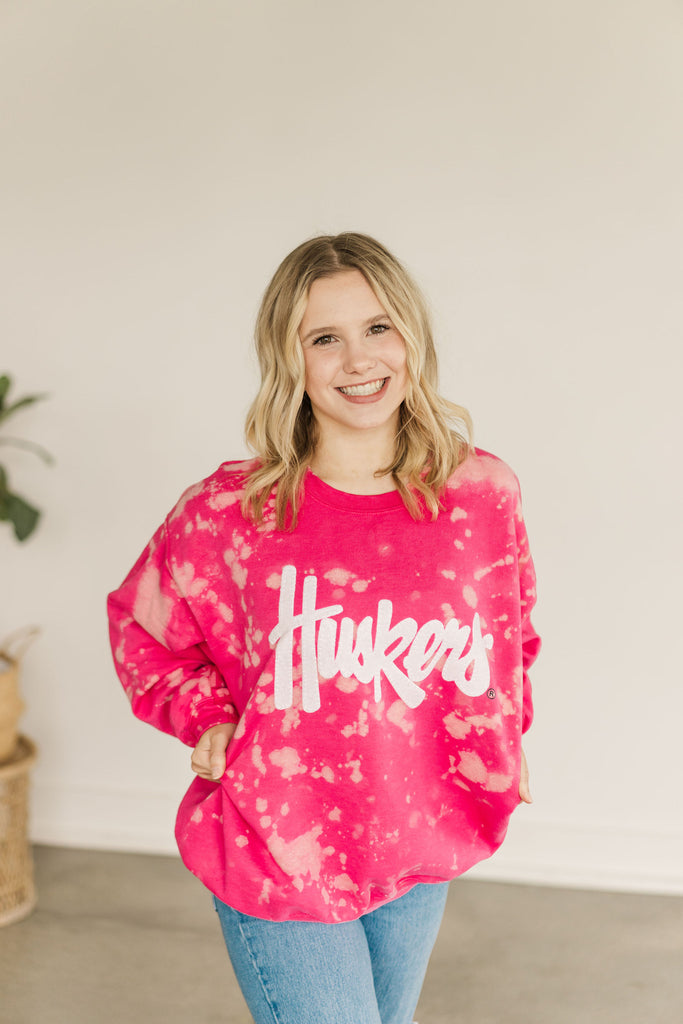 HUSKERS SCRIPT - PINK DYED CREW❄️