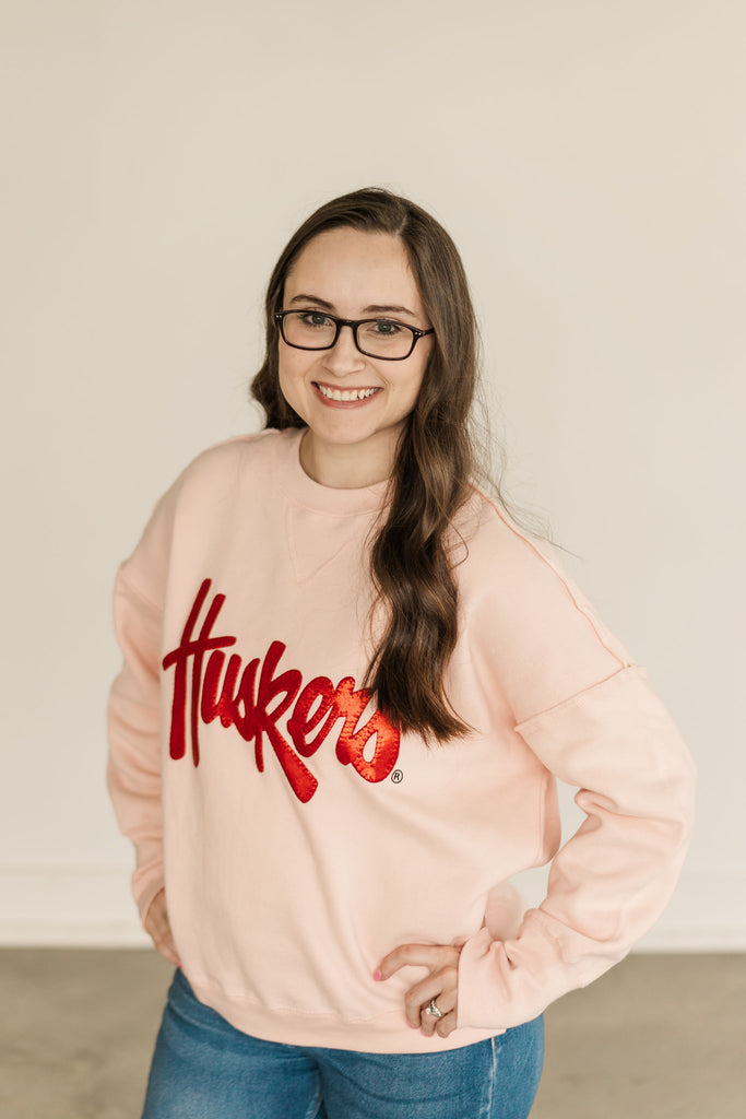 METALLIC HUSKERS SCRIPT - PINK SUEDED CREW