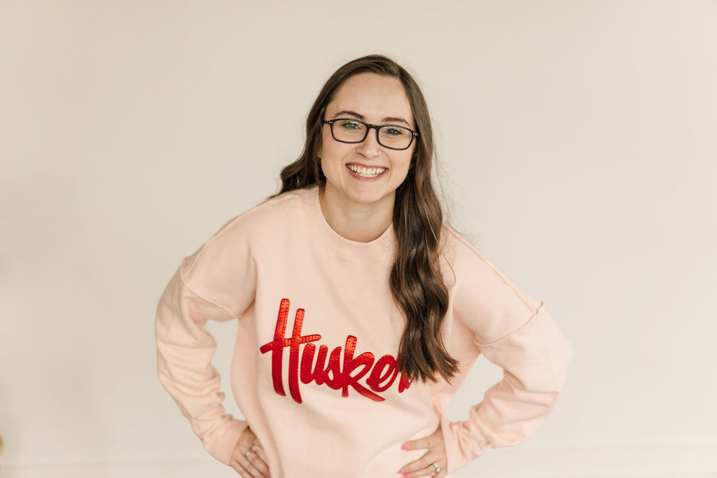 METALLIC HUSKERS SCRIPT - PINK SUEDED CREW