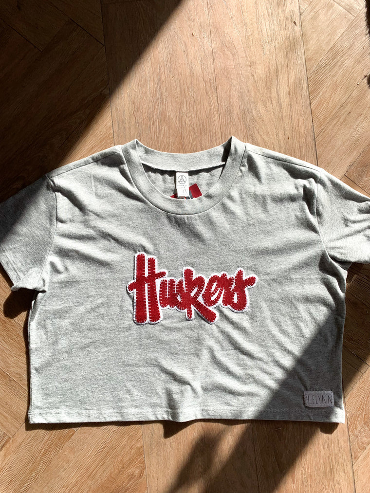HUSKERS SCRIPT - GREY CROP TEE