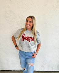 RED/ WHITE SPARKLE HUSKERS SCRIPT - LIGHT GREY DYED TEE