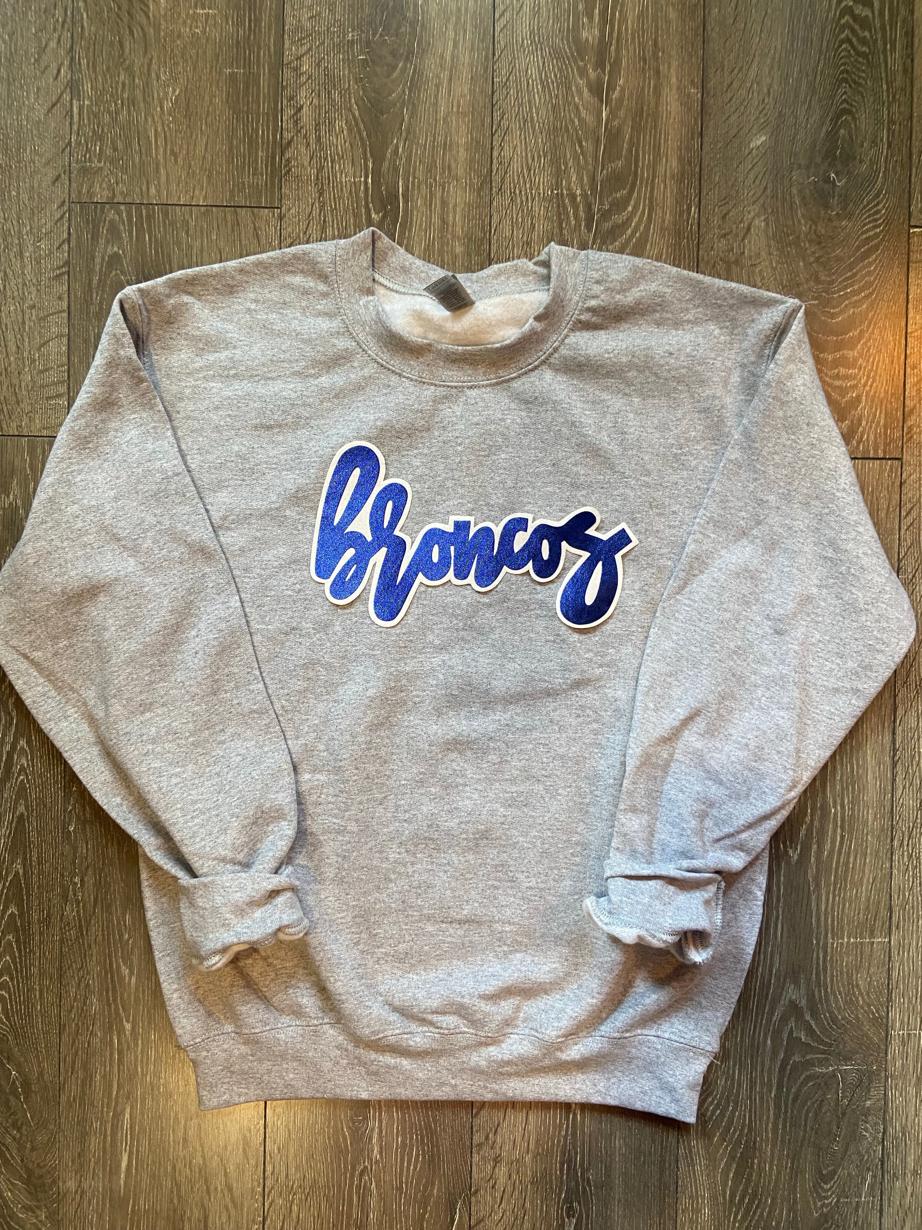 CURSIVE BRONCOS - GREY GILDAN CREW – H.FLYNN