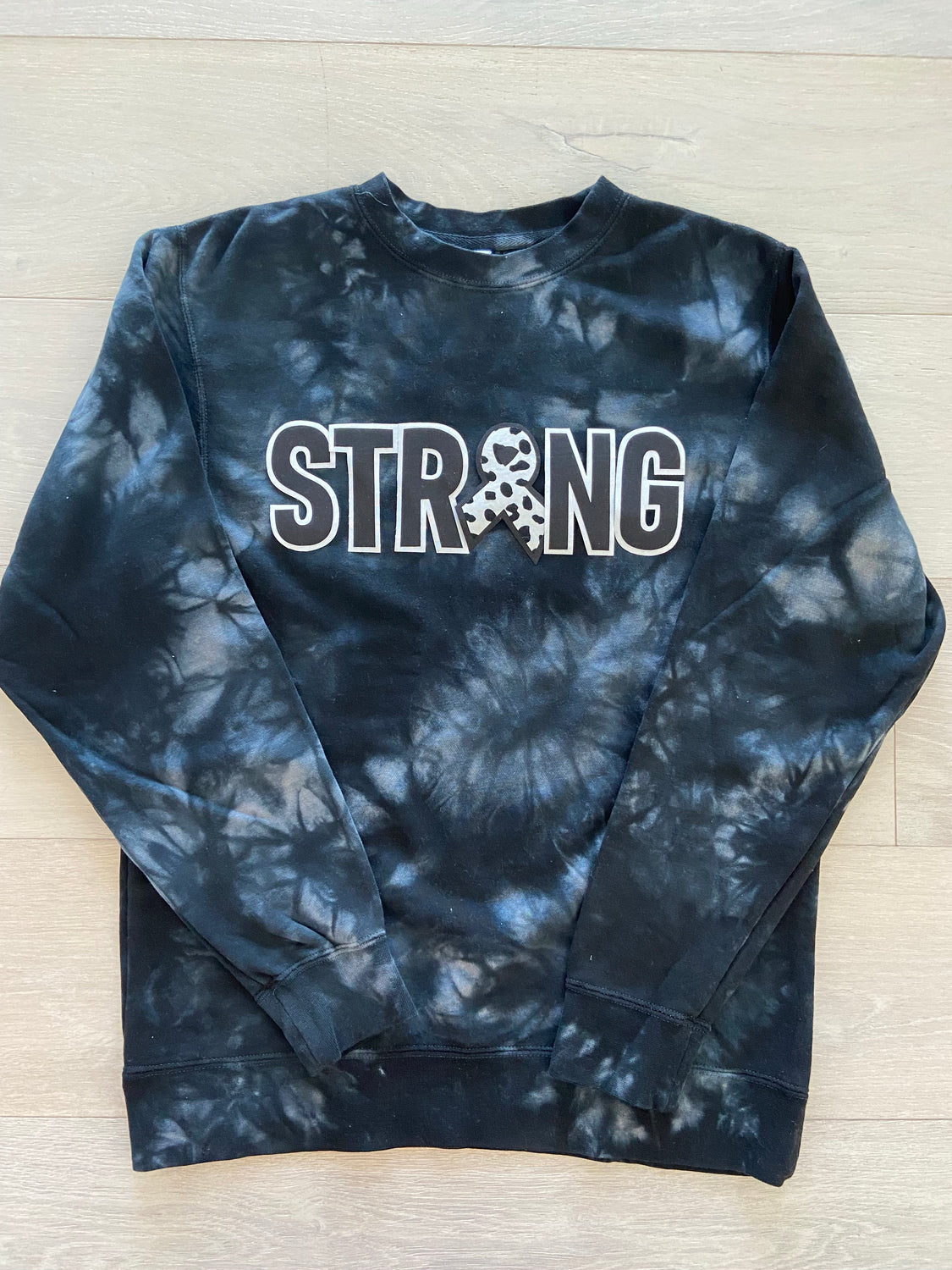 STRONG - BLACK DYED CREW