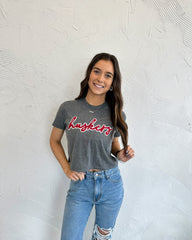 RED/ WHITE SPARKLE CURSIVE HUSKERS - DARK GREY CROP TEE