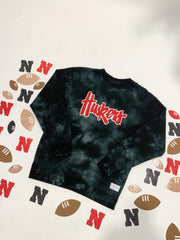 HUSKERS SCRIPT• BLACK DYED CREW • ADULT **