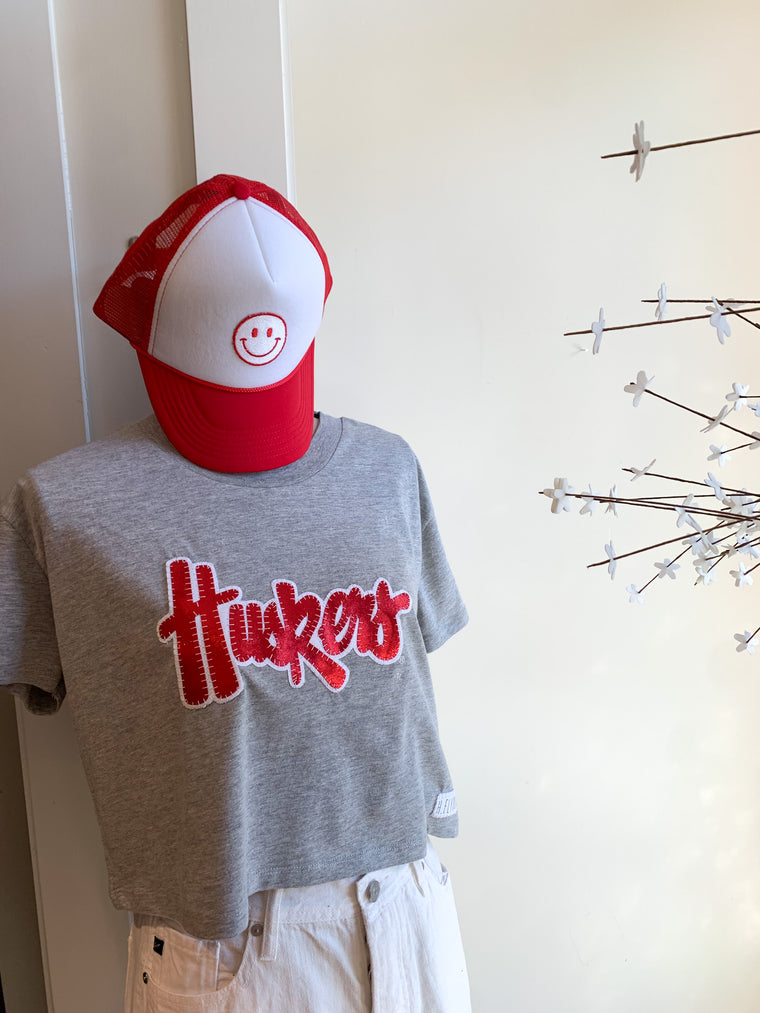 HUSKERS SCRIPT - GREY CROP TEE